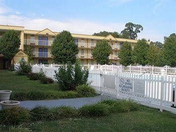Hampton Bay Plaza and Suites1
