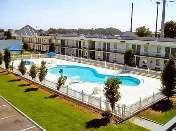 Hampton Bay Plaza and Suites2
