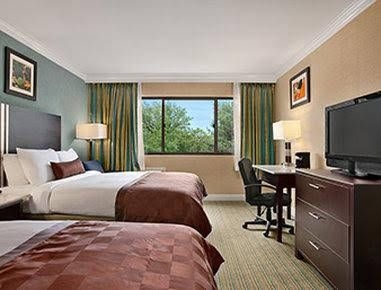 Ramada Plaza Long Island MacArthur Airport2