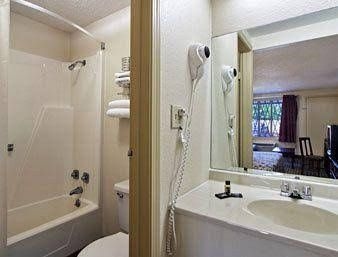 Travelodge Bridgeport Clarksburg1