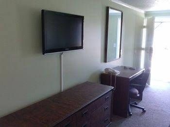 Westwoods Inn & Suites1