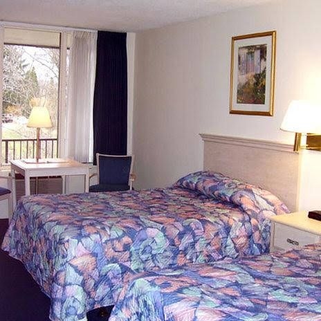 Magnuson Hotel by the River4