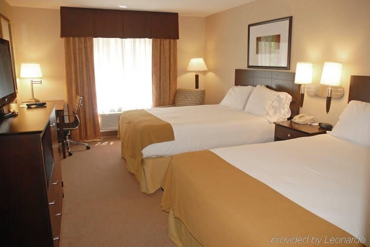 Holiday Inn Express Hotel & Suites Hill City0