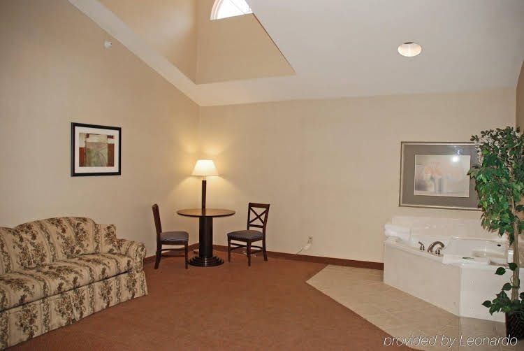 Holiday Inn Express Hotel & Suites Hill City2