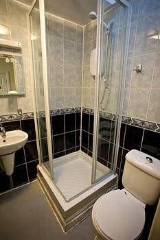 Dylan Kensington Apartment0