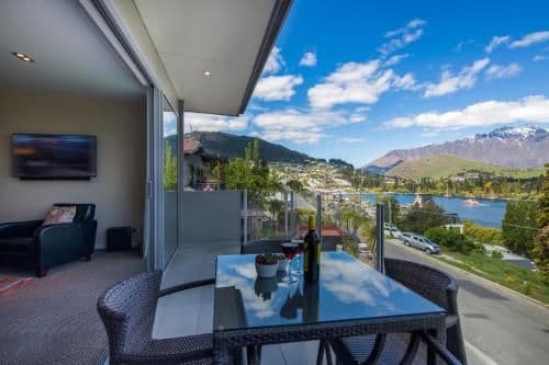 Three-Bedroom Apartment with Lake View - Front Row