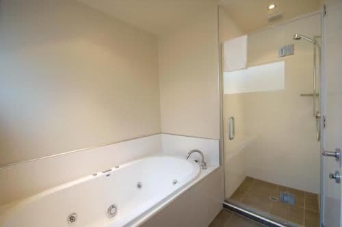 Three-Bedroom Apartment with Lake View - Front Row
