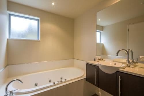 Three-Bedroom Apartment with Lake View - Front Row