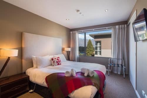 Three-Bedroom Apartment with Lake View