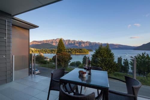 Three-Bedroom Apartment with Lake View - Front Row