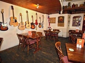 Tom Sawyers Tavern4