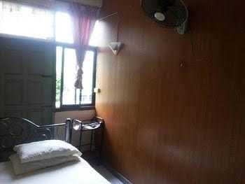 A2Z Guesthouse & Bar2