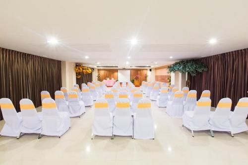 ทรีซีซั่นส์ กรุงเทพฯ (Three Seasons Bangkok)2
