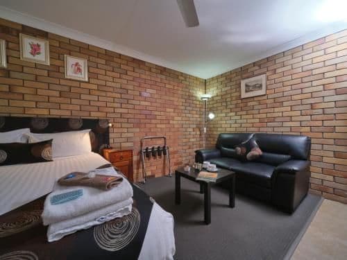 Standard Queen Room with One Queen Bed