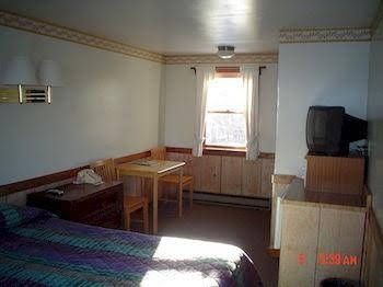 Maple Leaf Motel4