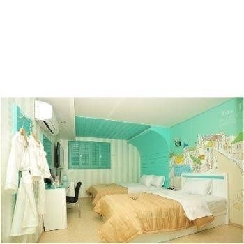 Sharp Hotel2