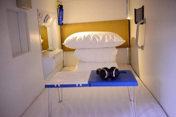 Simple Capsule Hotel3
