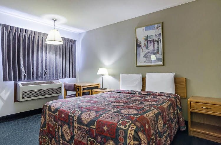 Econo Lodge Wakeeney0