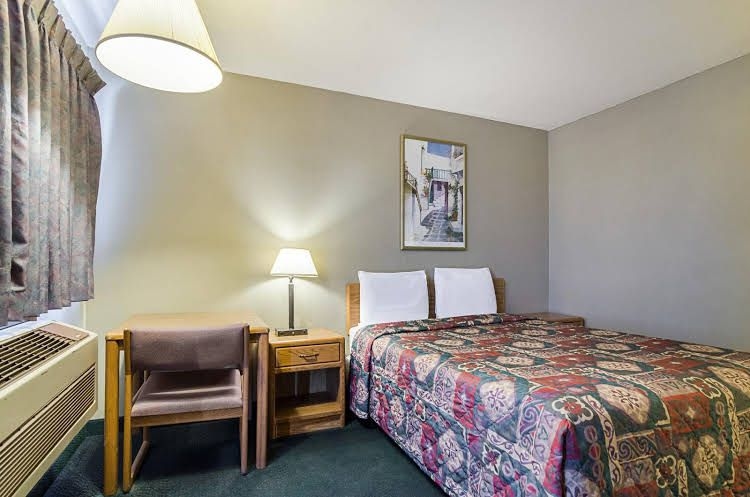 Econo Lodge Wakeeney2