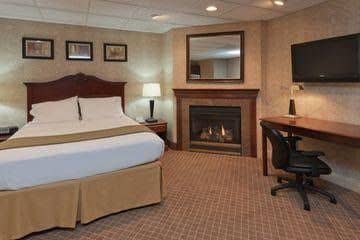 HOLIDAY INN EXPRESS & SUITES M HOLIDAY INN EXPRESS & SUITES M