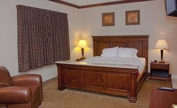 HOLIDAY INN EXPRESS & SUITES M4