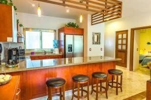 3 Bedroom Condo with Private Balcony Sleeps 6 - BRI 86930