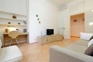 Michele di Lando - 374 - Rome - HLD 40561 Michele di Lando - 374 - Rome - HLD 40561