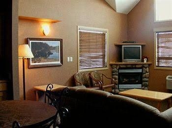 Elkwater Lake Lodge3