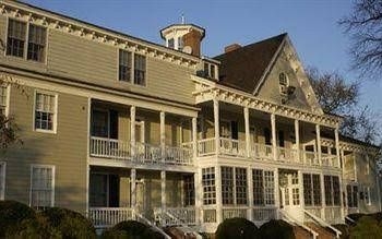 Historic Kent Manor Inn3
