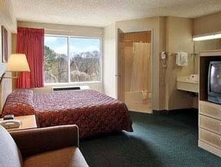 Ramada Limited Forest Park3
