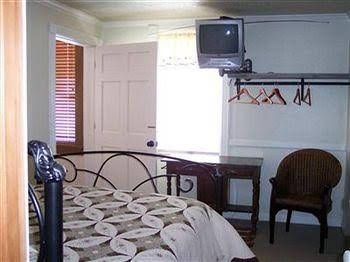 Woodland Farmhouse Inn Bed and Breakfast0