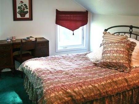 R. R. Thompson House Bed & Breakfast3