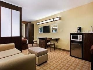 Microtel Breaux Bridge2
