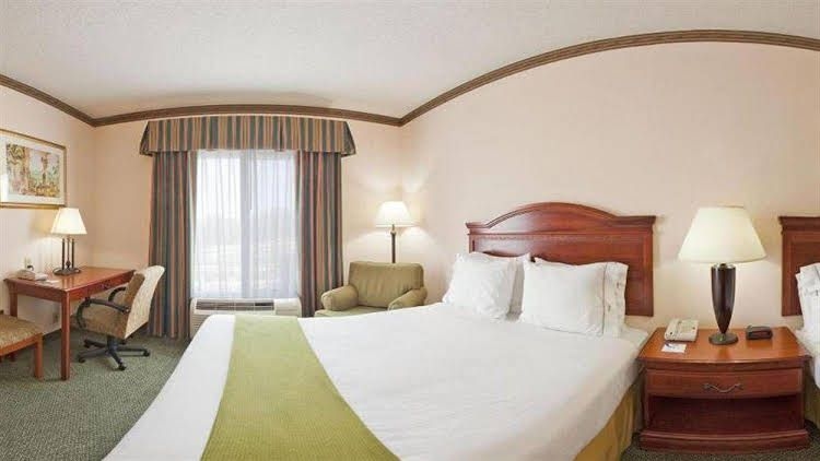 Holiday Inn Express Cleveland4