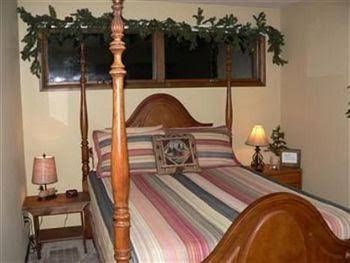 Whispering Oaks Bed & Breakfast4