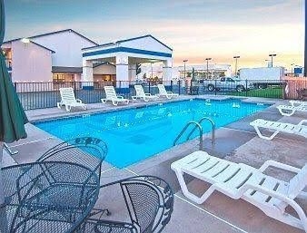 Norman-Days Inn0