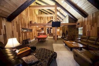 Log Cabin Lodge & Suites4