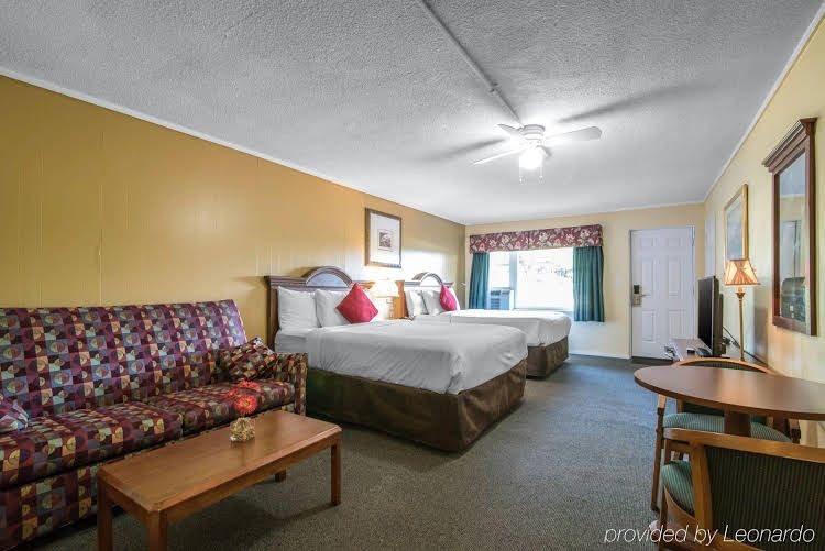 Econo Lodge Inn & Suites0