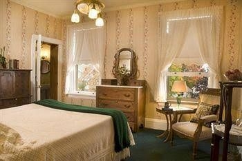 Old Rittenhouse Inn1