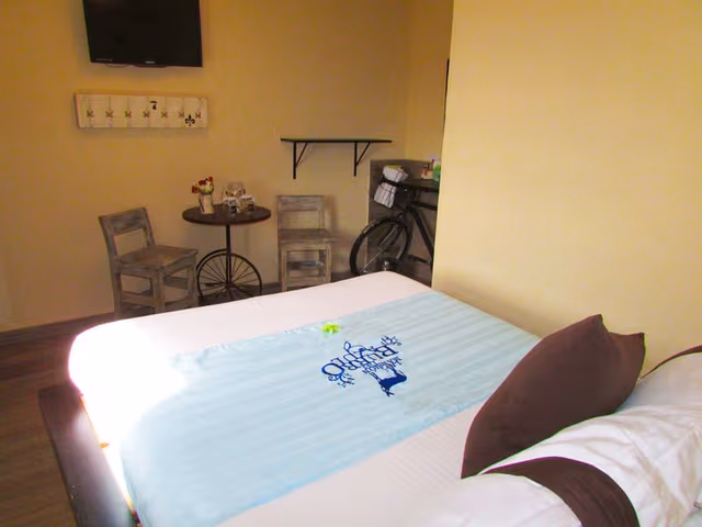 DOUBLE WITH DOUBLE BED