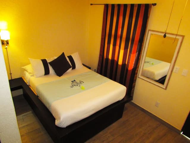 DOUBLE WITH DOUBLE BED