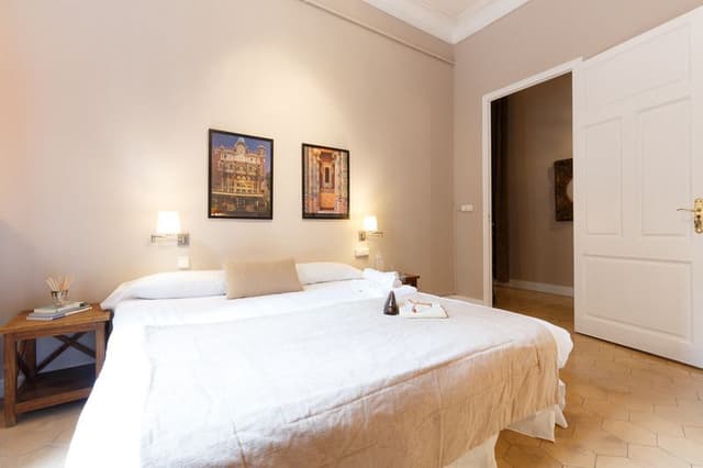 DOUBLE WITH SHARED BATHROOM