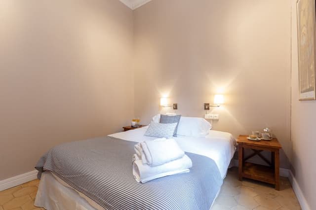 DOUBLE WITH SHARED BATHROOM