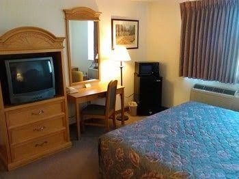 Urbana Inn & Suites3