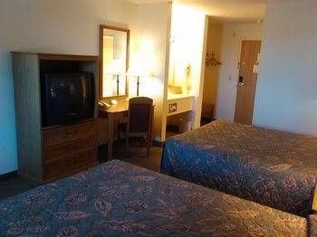 Urbana Inn & Suites4