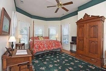 Pecan Tree Inn1