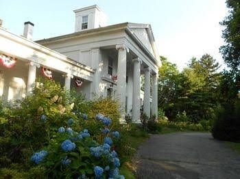 House of 1833 Bed & Breakfast & Gardens3
