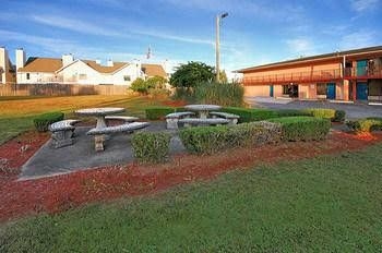 Super 6 Inn & Suites2