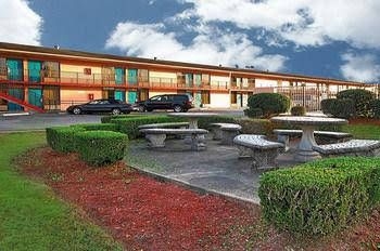 Super 6 Inn & Suites1