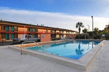 Super 6 Inn & Suites4